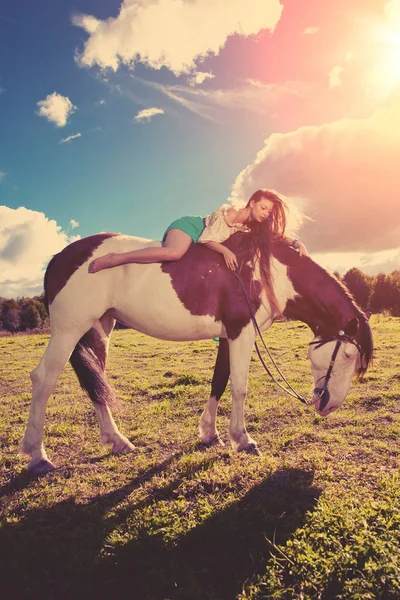 野の馬と美しい若い女性 動物とファームの女の子 屋外の高級女性 — ストック写真