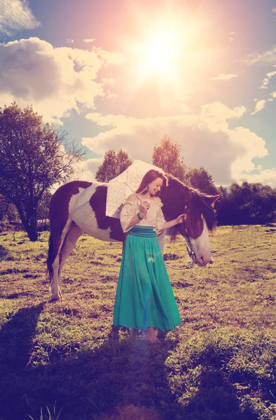 Krásná Mladá Žena Koněm Poli Dívka Farmě Zvíře Luxusní Žena — Stock fotografie