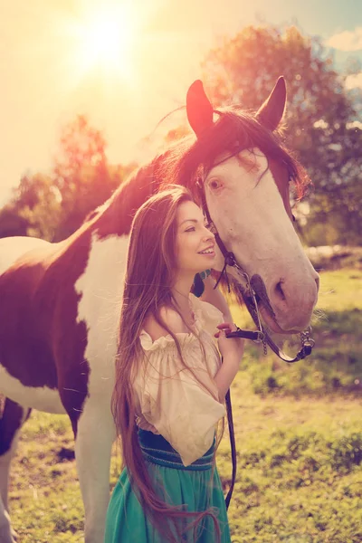 美丽的年轻女子 与在字段中的一匹马 在与动物的农场里的女孩 在户外的豪华女人 — 图库照片