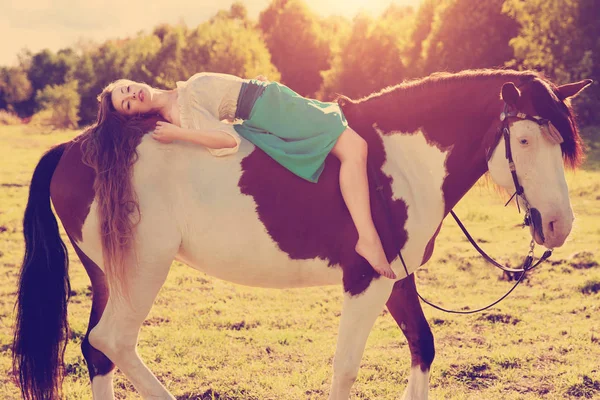 Belle Jeune Femme Avec Cheval Dans Champ Fille Dans Une — Photo