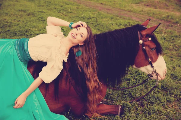 Schöne Junge Frau Mit Pferd Auf Dem Feld Mädchen Auf — Stockfoto