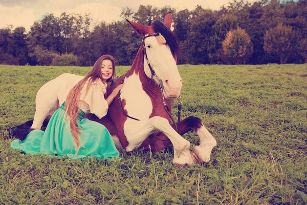 野の馬と美しい若い女性 動物とファームの女の子 屋外の高級女性 — ストック写真