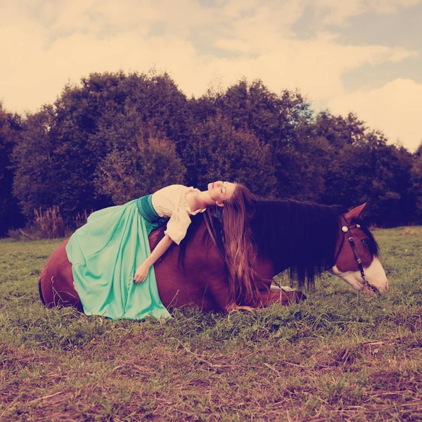 Piękna Młoda Kobieta Koniem Polu Dziewczyna Farmie Zwierząt Kobieta Luksus — Zdjęcie stockowe