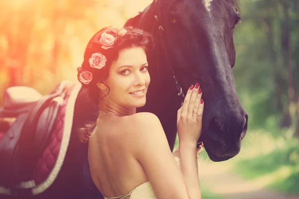 Mooie Vrouw Een Donker Paard — Stockfoto