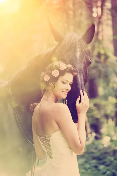 Krásná Žena Černý Kůň — Stock fotografie