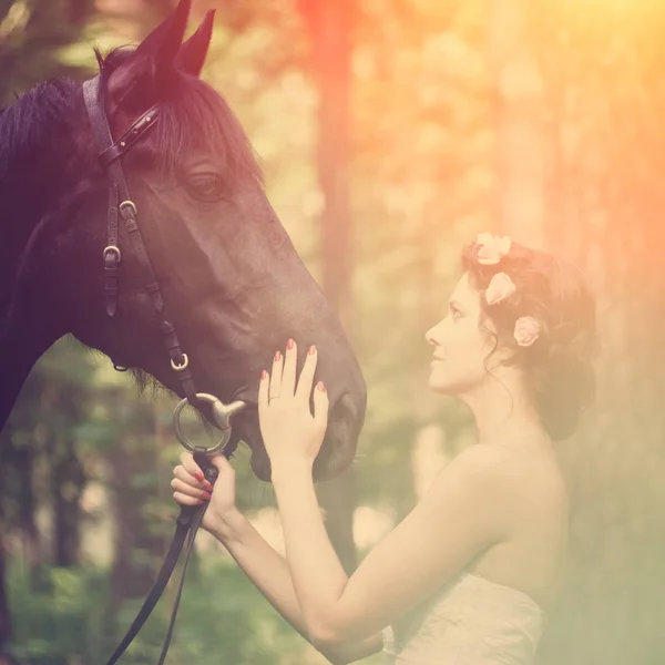 美丽的女人和一匹黑马 — 图库照片