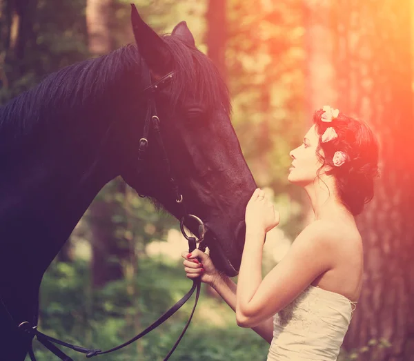 Mulher Bonita Cavalo Escuro — Fotografia de Stock