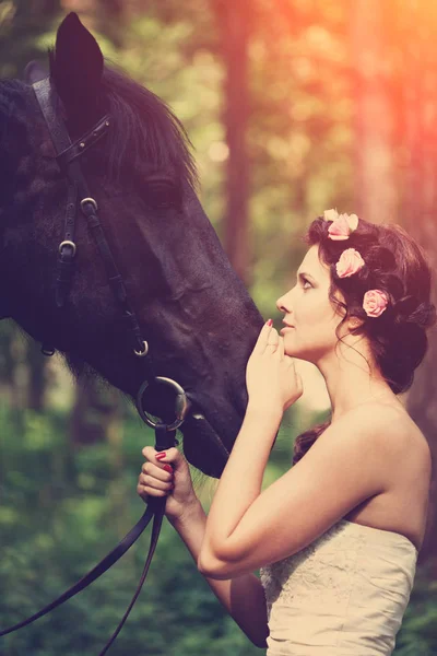 Piękna Kobieta Czarnym Koniem — Zdjęcie stockowe