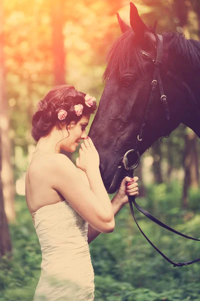 美しい女性と暗い馬 — ストック写真