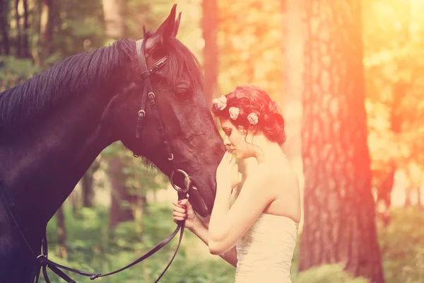 Όμορφη Γυναίκα Και Ένα Σκοτεινό Άλογο — Φωτογραφία Αρχείου