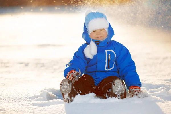 Gyerek Háttérben Téli Táj Naplemente Backlight Gyermek Hóban Jelenet Witn — Stock Fotó