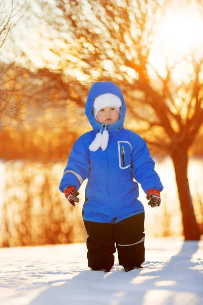 Bambino Sfondo Paesaggio Invernale Retroilluminazione Tramonto Bambino Nella Neve Scena — Foto Stock