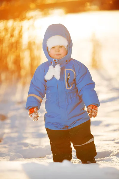 Kid Achtergrond Van Winterlandschap Zonsondergang Achtergrondverlichting Een Kind Sneeuw Scène — Stockfoto
