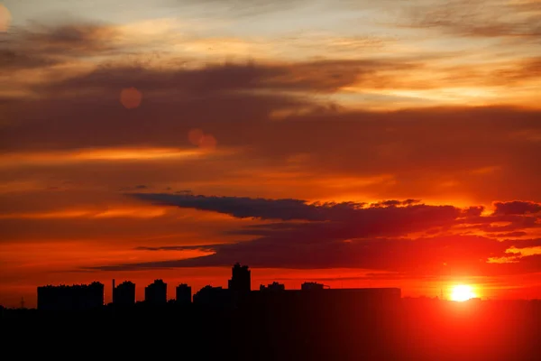 日出在城市风景 城市日落 城镇上空的太阳光线 航空摄影 新的一天的黎明 — 图库照片
