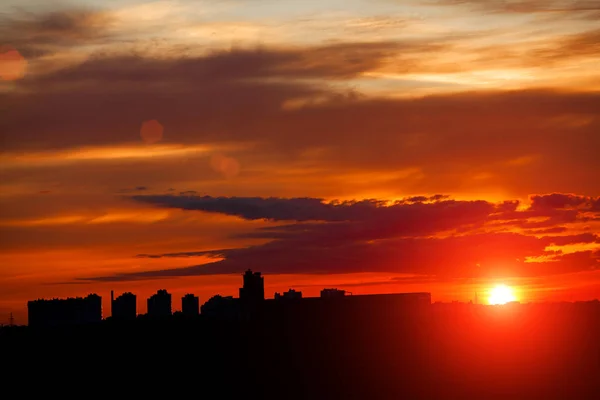 都市景観の日の出 都市の夕焼けです 町の上の太陽の光 空気写真撮影 新しい日の夜明け — ストック写真