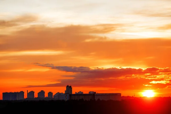 都市景観の日の出 都市の夕焼けです 町の上の太陽の光 空気写真撮影 新しい日の夜明け — ストック写真