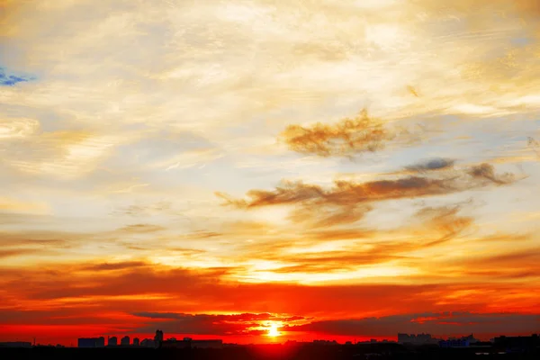 都市景観の日の出 都市の夕焼けです 町の上の太陽の光 空気写真撮影 新しい日の夜明け — ストック写真
