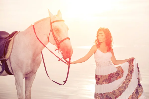 Όμορφη Γυναίκα Ένα Άλογο Έφιππος Αναβάτη Γυναίκα Ιππασία Στην Παραλία Εικόνα Αρχείου