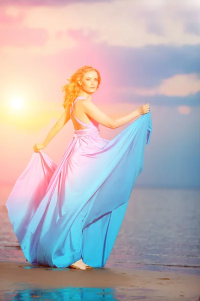 Femme Luxe Dans Une Longue Robe Soirée Bleue Sur Plage Image En Vente