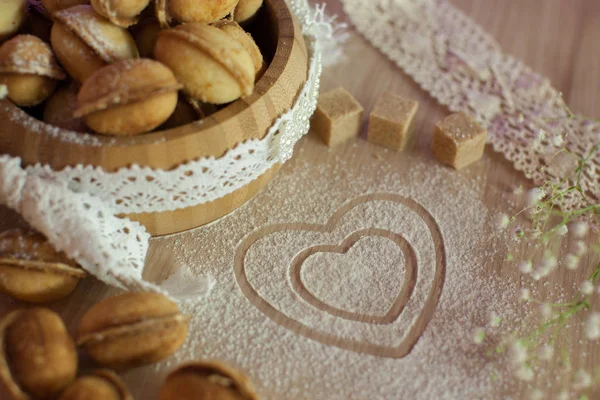 Hausgemachte Nusskekse Auf Einem Alten Holztisch Feriendekoration Nach Hause Backen — Stockfoto