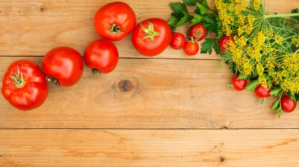 Skörda Tomater Trä Bakgrund — Stockfoto