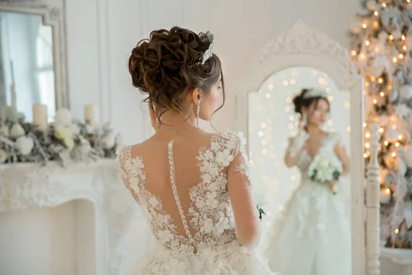 Krásná Nevěsta Svatebních Šatech Zrcadle Vánoční Dívka Opakuje Účes Make — Stock fotografie