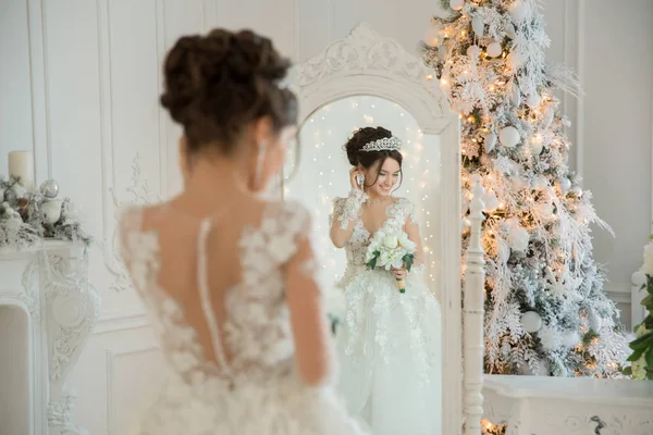 Bela Noiva Vestido Casamento Espelho Natal Menina Repete Penteado Maquiagem — Fotografia de Stock