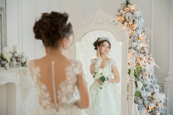 Bela Noiva Vestido Casamento Espelho Natal Menina Repete Penteado Maquiagem — Fotografia de Stock