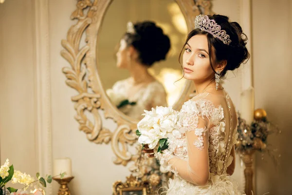 Bela Noiva Vestido Casamento Espelho Natal Menina Repete Penteado Maquiagem — Fotografia de Stock