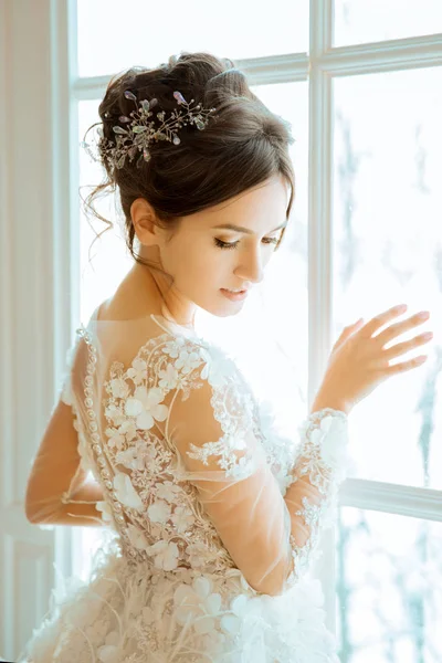 新娘穿短裙子镶上花边在皇冠耳环 婚礼花束 婚礼风格 — 图库照片
