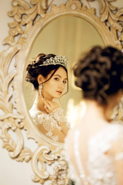 Bela Noiva Vestido Casamento Espelho Natal Menina Repete Penteado Maquiagem Imagens De Bancos De Imagens Sem Royalties