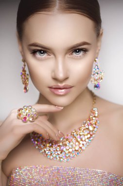 Güzel kadın bir kolye, küpe ve yüzük. Değerli taşlar, elmas takı modeli.