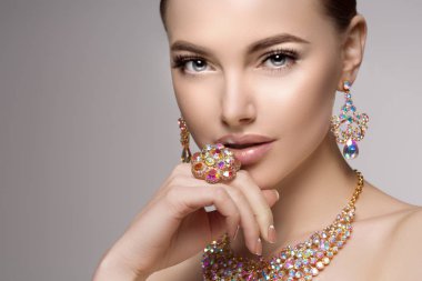 Güzel kadın bir kolye, küpe ve yüzük. Değerli taşlar, elmas takı modeli.