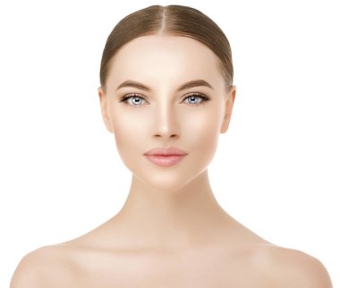 Güzel kadın yüz studio beyaz üzerine kapatın. Güzellik spa modeli ile kadın mükemmel cilt ile taze cilt closeup temiz. Gençlik taze cilt bakım kavramı. Kız kameraya, portresi gülümseyerek. Kozmetik.