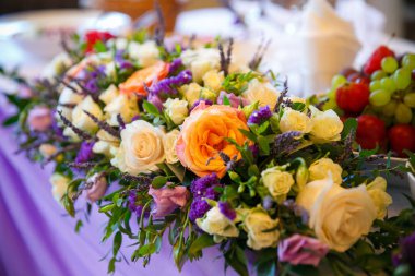 Düğün çiçek gelin buketi. Romantik çiçek dekor, dekorasyon Ziyafet.