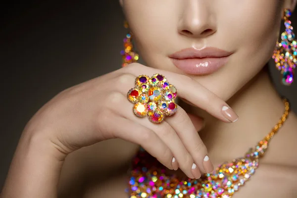 钻石戒指在一个美丽的女人的手上 古色古香的老式耳环和戒指 首饰在女孩手指与勒克斯修指甲 — 图库照片