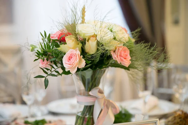 Bruiloft Bloemen Bruids Boeket Romantische Bloeiende Decor Decoratie Feestzaal — Stockfoto