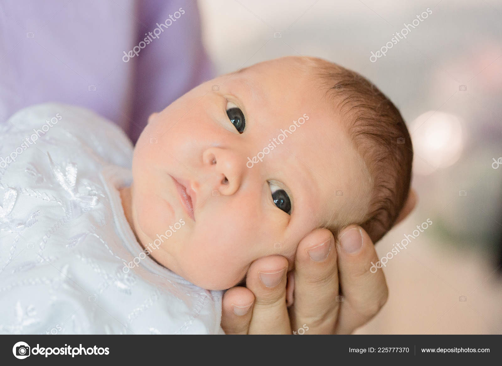 Fotos De Bebe Recien Nacido Los Brazos Mama Papa Grandes Manos Madre Imagen De C Miramiska
