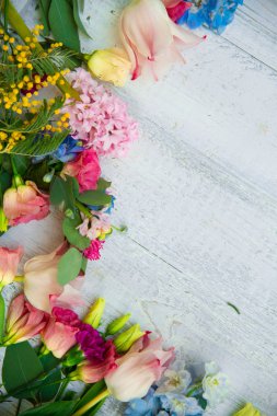 Ahşap arka plan bahar çiçekleri. Yaz çiçek açan sınır ahşap bir masa üzerinde.