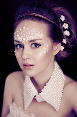 inci yaratıcı kalıcı makyaj ile şık kadın