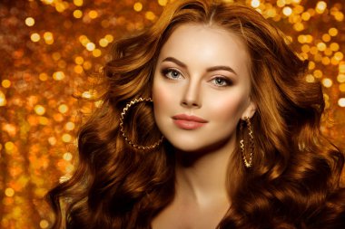 Altın güzel moda kadın, parlak sağlıklı uzun cilt saç modeliyle. Dalgalar bukleler kabarık cilt saç modeli. Altın arka plan üzerinde lüks saç kesimi ile saç Salon.Girl