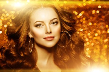 Altın güzel moda kadın, parlak sağlıklı uzun cilt saç modeliyle. Dalgalar bukleler kabarık cilt saç modeli. Altın arka plan üzerinde lüks saç kesimi ile saç Salon.Girl