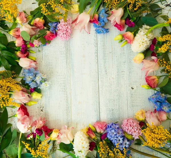 春天的花在木头背景 木桌上的夏日绽放边框 — 图库照片