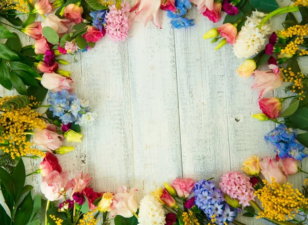 Lente Bloemen Hout Achtergrond Zomer Bloeiende Grens Een Houten Tafel — Stockfoto