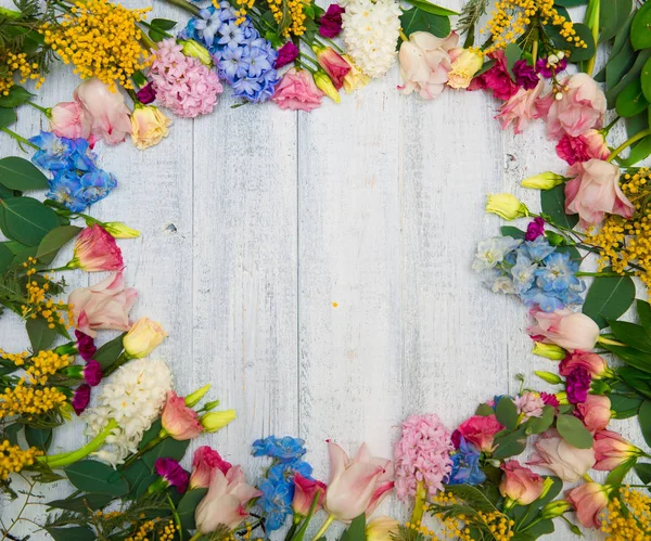 Fiori Primaverili Fondo Legno Bordo Fiorente Estivo Tavolo Legno — Foto Stock