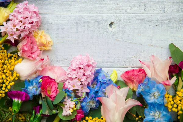 Jarní Květy Pozadí Letní Kvetoucí Hranice Dřevěný Stůl — Stock fotografie