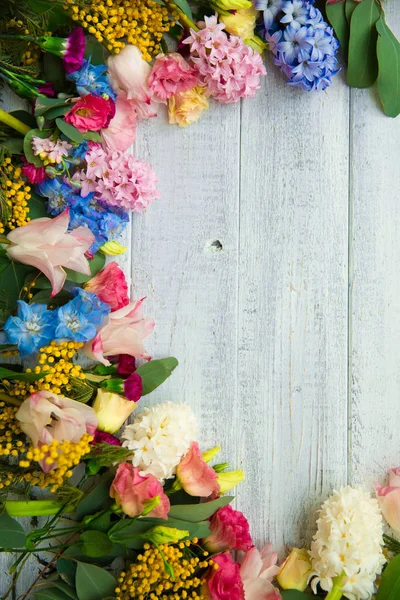 Fiori Primaverili Fondo Legno Bordo Fiorente Estivo Tavolo Legno — Foto Stock