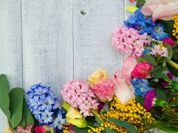 Tavaszi Virágok Háttér Nyáron Virágzó Határ Egy Fából Készült Asztal — Stock Fotó