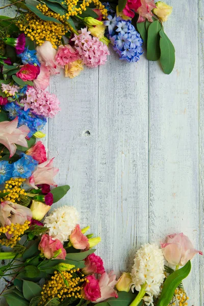 Vårblommor Trä Bakgrund Sommaren Blommande Gränsen Ett Träbord — Stockfoto