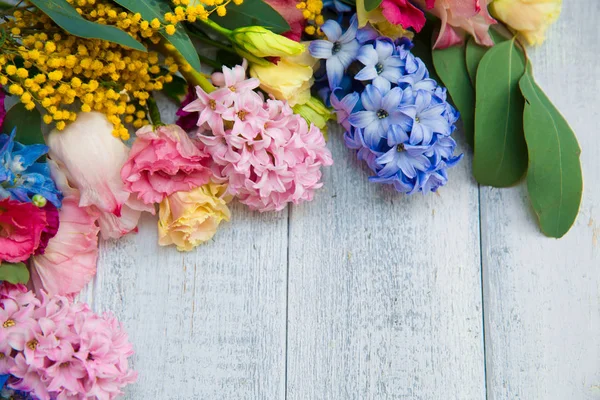 Jarní Květy Pozadí Letní Kvetoucí Hranice Dřevěný Stůl — Stock fotografie